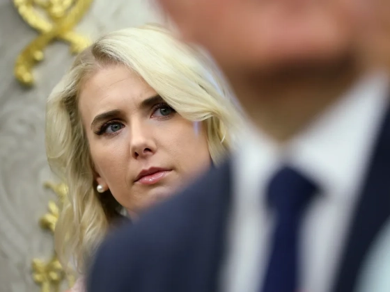 Natalie Harp, az „élő nyomtató” – Trump rejtélyes szőke asszisztensével van teli az amerikai sajtó