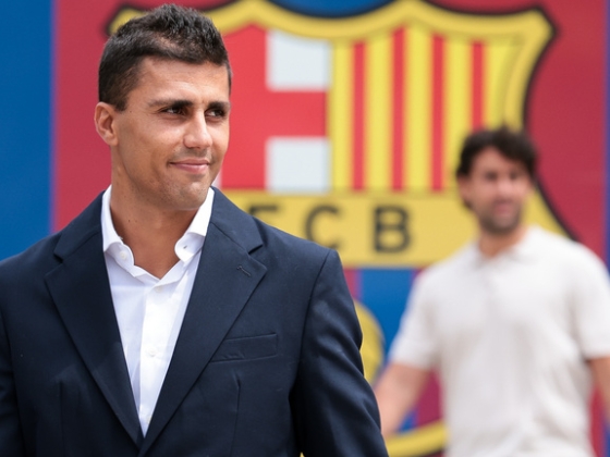 A Barcelonát választotta a Real Madrid helyett, Mourinho egyből kiosztotta a spanyolok aranylabdását
