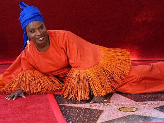 Angélique Kidjo benini-francia énekesnő beírta a történelmet, mint az első fekete-afrikai, aki megkapta a Hollywood Walk of Fame sztárját