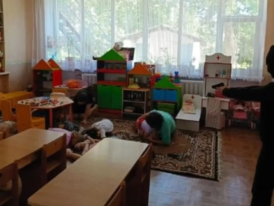 Fegyvert szegeznek a földön fekvő gyerekekre az orosz iskolákban - megrázó fényképek