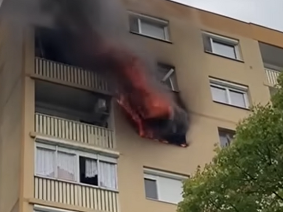Kigyulladt egy lakás Székesfehérváron, menekítik ki a lakókat az épület felső szintjeiről
