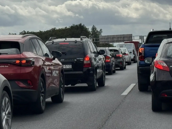 Teljes a káosz az autópályán: végeláthatatlan sorokban állnak a kocsik a Balaton és Győr felé