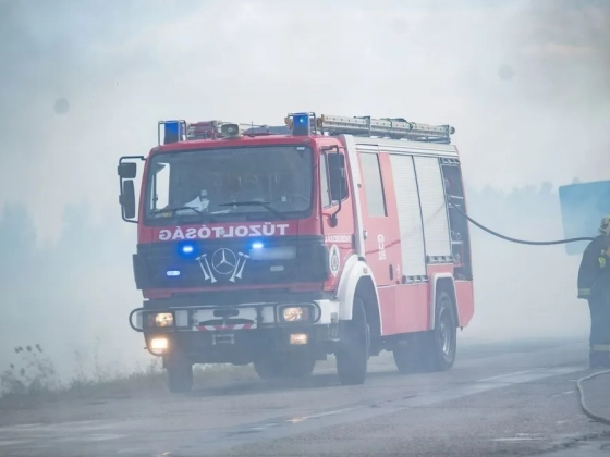 Fekete füst és méteres lángok: videón a székesfehérvári lakástűz