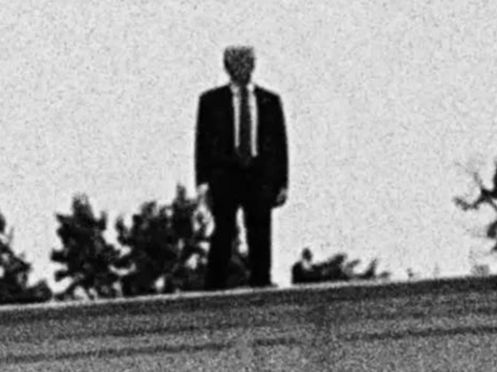 A deportálás skandálása és paranormális jelenségnek tűnő, analóg horrorba illő Trump-kép – elszabadult a Fehér Ház közösségi médiája