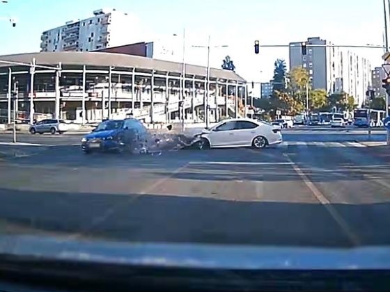 Azt hitték, átférnek még a piros lámpán, komoly csattanó lett a vége