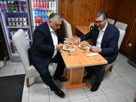 A Balásy Gyulán és Nagy Mártonékon keresztül finanszírozott Orbán-haver veszi meg a maradék független sajtót Szerbiában