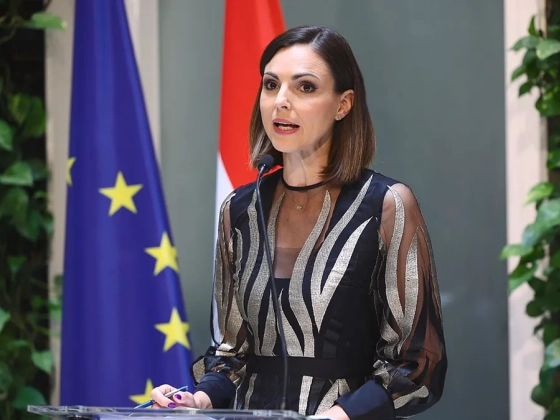 Kínos bakiba futott bele a kormányszóvivő, Simicskó István javította ki Köböl Anitát