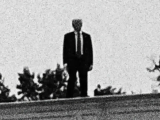 Trump szemcsés, fekete-fehér sziluettjével hirdeti a Fehér Ház, hogy megugrott a deportálások száma