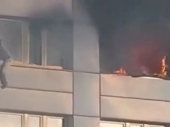 Égő lakásból ugrott ki egy nő Berlinben – videón az életveszélyes mentés