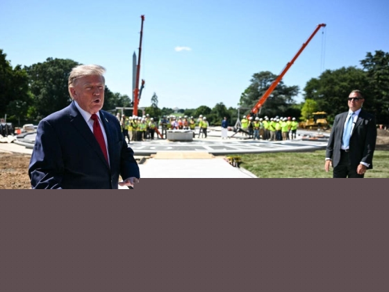 Koktélok, bombamenedékek, nagyon erős kő: Trump tombol a bálteremről, miközben a csapatok versenyeznek az építésért
