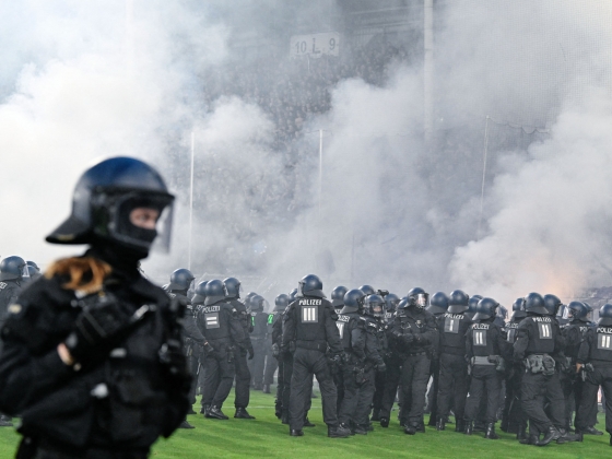 Tűzijátékot lőttek a rivális szurkolók felé, lovasrendőrök vonultak a pályára egy német kupameccsen
