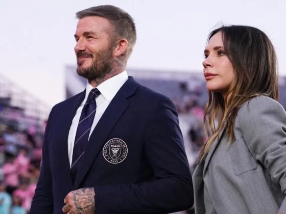 „Majd felrobbant a dühtől” – Károly király éktelen haragra gerjedt David és Victoria Beckham miatt