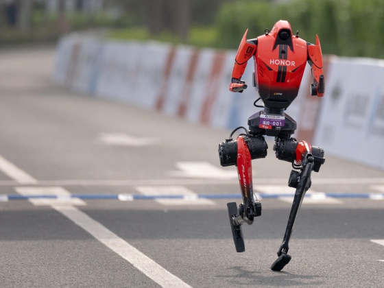 Usain Bolt világcsúcsánál is gyorsabban futotta le a 100 métert egy kínai robot