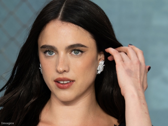 Margaret Qualley kiakasztotta az internetet szandáljával, ami csak nyomokban tartalmaz szandált