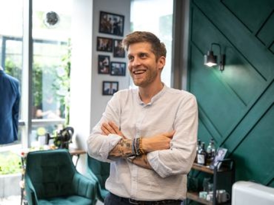 „Nem kell mindenkit felöltöztetni” – Az Öltönyös történetét nem egy Excel tábla sugallta