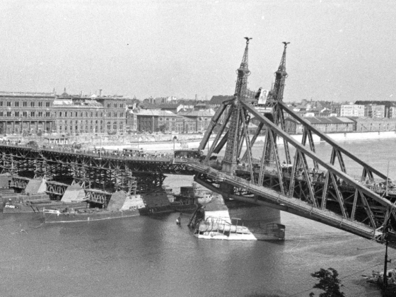 Retró galéria: Manci, Kossuth – fotókon a II. világháború utáni Duna, így kötötték össze ideiglenes hidak Pestet és Budát
