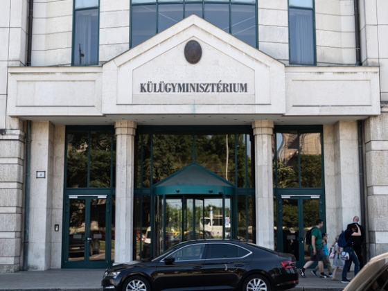 Kiverte a biztosítékot a Külügyminisztérium bejegyzése, kínos képeket kellett törölni a közösségi oldalukról