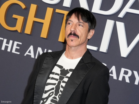 A Red Hot Chili Peppers frontembere 33 évvel fiatalabb barátnőjével romantikázott