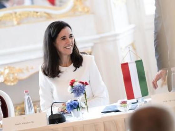 Orbán Viktor emberei szétszedik Orbán Anitát, az alvás és a kávézás miatt megy a csörte