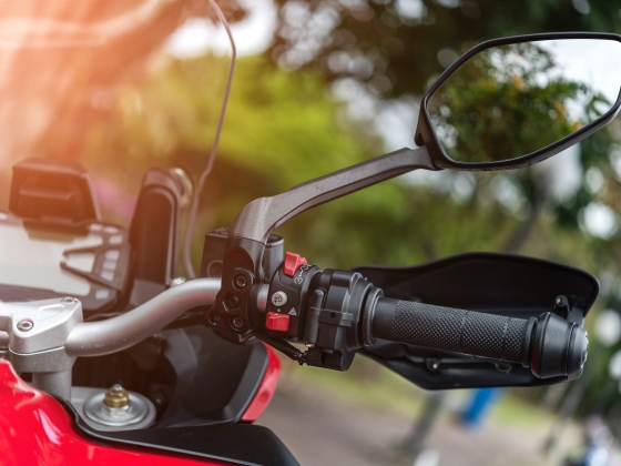 Ismeretlen motoros mentett meg egy fuldokló kisgyereket a 4-es főúton – mielőtt megköszönhették volna a szülők, el is hajtott
