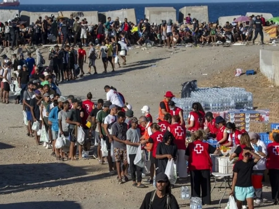 Átvágták a kerítést és összecsaptak a rendőrökkel a migránsok Görögországban