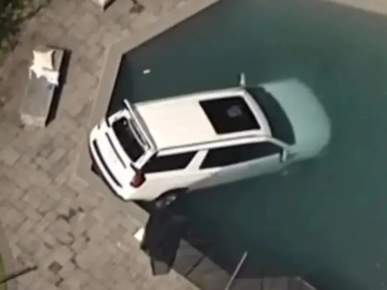 Fának, majd parkoló autónak ütközött egy nő, végül egy medencébe zuhant: nem tudták megmenteni