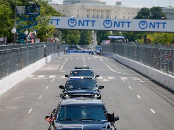 Trump arrives at high-speed IndyCar race through Washington's streets