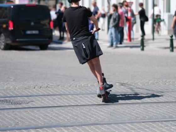 Járdán vagy úton? Komoly dilemmát vetett fel a rolleresek miatt a szakértő