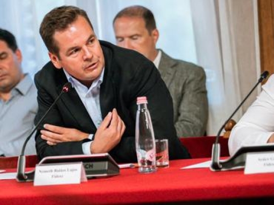 Németh Balázs: a Fidesz nélkül Magyar Péter csak a telefontöltők miatt könyörögne
