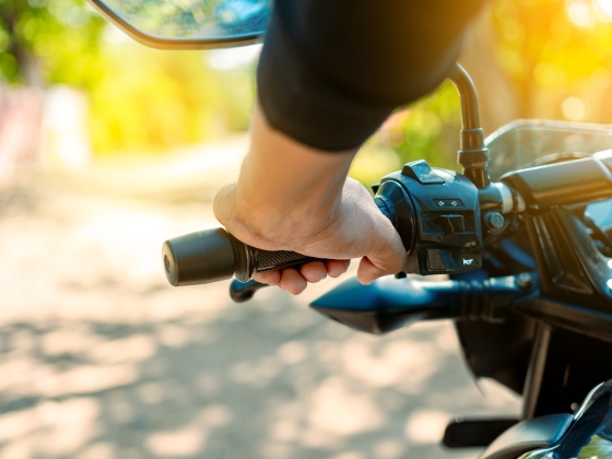 Visszautasíthatatlan ajándékot kapott a 4-es főúton a fuldokló kisfiút megmentő motoros