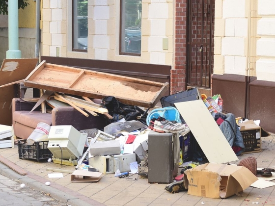 A szolnoki szemétkáosz közepette keményít be a Tisza-kormány a Mohuval szemben