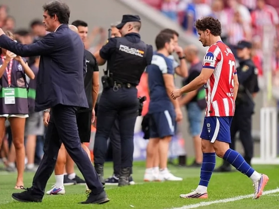 Az Atlético játékosai a szurkolóktól búcsúztak, míg Julián Álvarez bevonult az öltözőbe