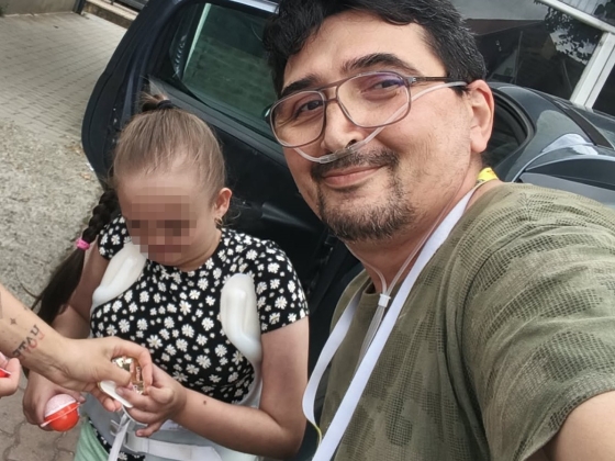 Így jár körbe a jótett: egy beteg kislánynak ajándékozta az oxigéngépét a bohócdoktor, amit még a Blikktől kapott