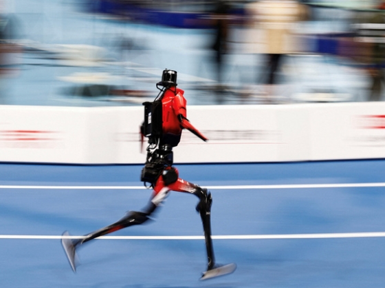 Usain Bolt világrekordját is lepipálta egy robot, majd nekivágódott egy szivacsnak