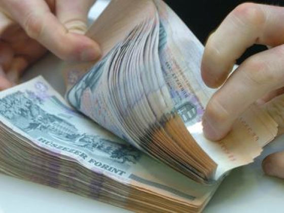 Egyelőre kivár a forint – ezt mutatják a hétfő reggeli számok