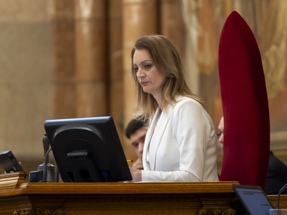 Kiszámoltuk, mennyire fáj a politikusoknak a házelnöki büntetés: elárulhatjuk, nem vágja őket a falhoz