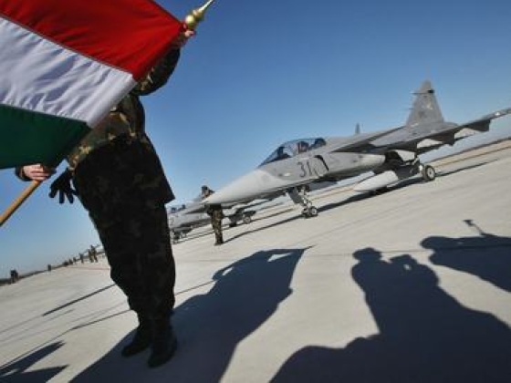 Lezuhant a magyar honvédség egyik Gripen vadászgépe Szolnok mellett, Magyar Péter azonnal reagált