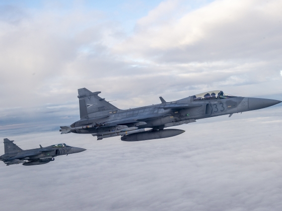 "Lángol a géped, b.zmeg!" - Egy másik vadászgépből figyelmeztették a lezuhant Gripen pilótáját, hogy baj van - Rakétákkal megpakolva gyulladt ki