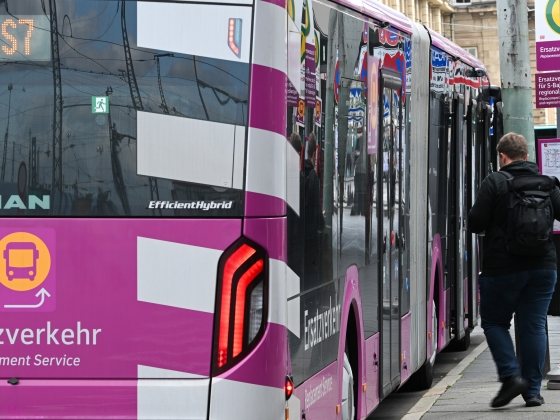 Nem csak magyar jelenség! Frankfurtban a buszok elkezdték rögzíteni a szabálytalanul parkoló autókat: már 421 bírság érkezett