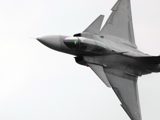 Drámai percek Szolnoknál: lezuhant egy Gripen, kiderült, miért katapultálhatott a pilóta