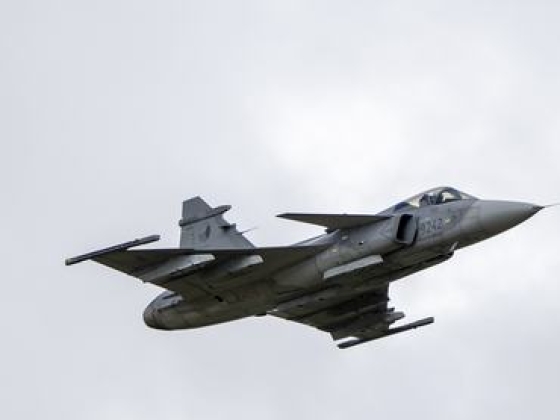 Itt az első videó a lezuhant Gripenről, hatalmas füsttel égett a vadászgép Szolnokon