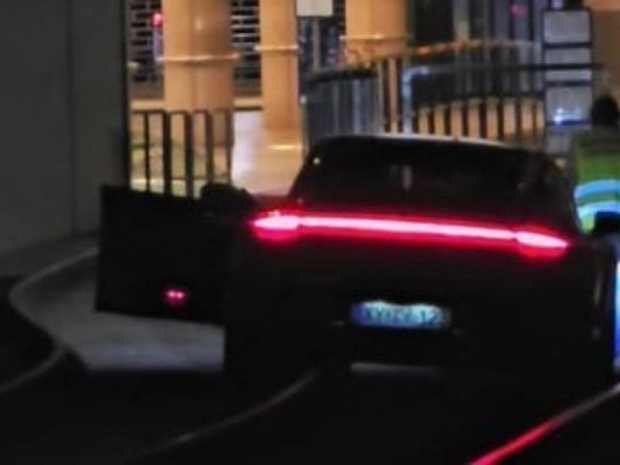 Porsche hajtott a villamossínekre a Fővám téri alagútban + videó