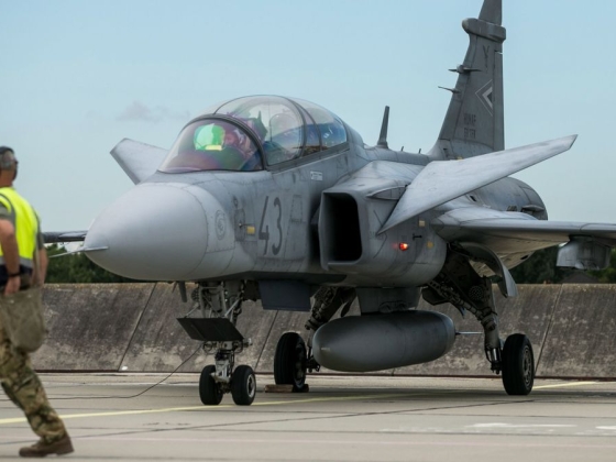 Itt a hivatalos bejelentés: teljes fegyverzettel zuhant le a Gripen, a vizsgálat végéig nem repülnek a gépek
