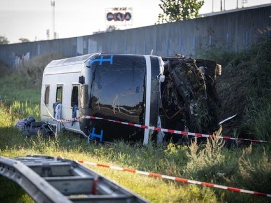 Drámai fotók: német diákokat szállító busz szenvedett súlyos balesetet Hollandiában