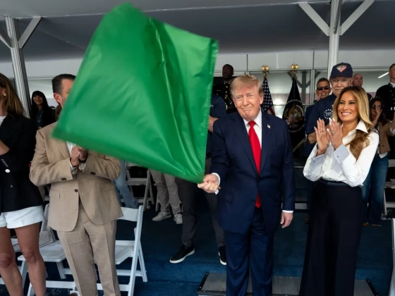 Ketrecharc után autóverseny – Trump lengette a zöld zászlót Washingtonban
