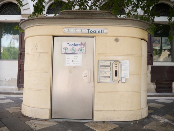 Luxus lett a pisilés a fővárosban? Bejártuk a budapesti nyilvános vécéket, nem túl jó a helyzet – videó
