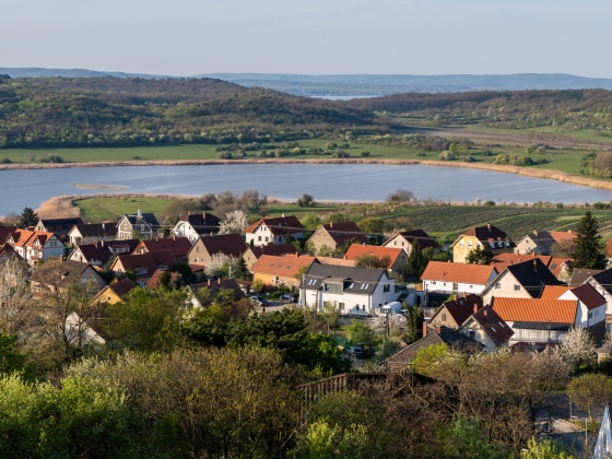 Szinte teljesen eltűntek a külföldiek a Balatonról, mutatjuk, kik vesznek most nyaralót