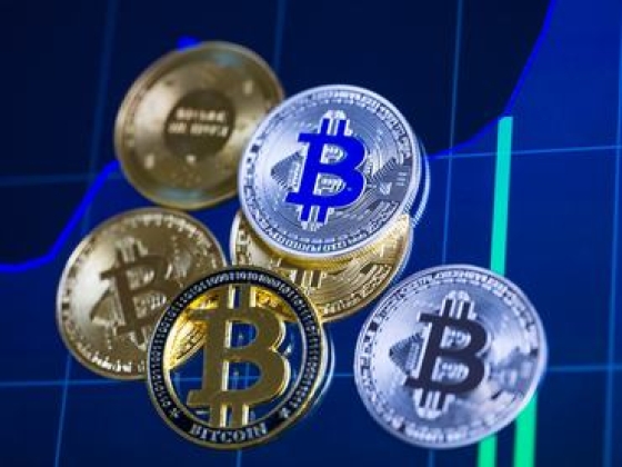 Száguld az arany és a Bitcoin, de a legnagyobb bálna már menekíti a pénzét