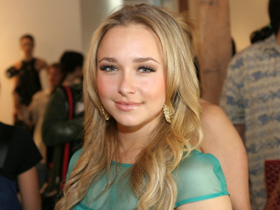 Újabb rejtélyes részletek Hayden Panettiere haláláról – Kétszer is hordágyon vitték el lakásából a színésznőt