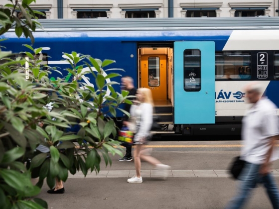 Lázár minisztersége alatt lehallgatás elleni hangzavaró készülékeket vásárolt a MÁV
